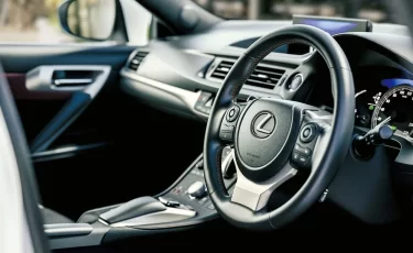 В России запретили ввоз праворульных и гибридных авто