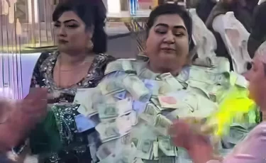 Платье из денег на свадьбе в Узбекистане шокировало соцсети