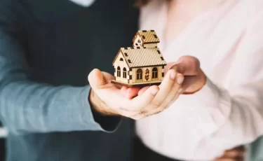 Тысячам казахстанцев грозит потеря очереди на квартиру