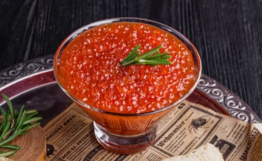 Икра по цене золота: казахстанцам советуют пересматривать новогоднее меню