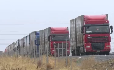 Товар портится, клиенты уходят: фуры застряли на посту «Казыгурт»