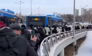 В Астане остановился мост Сарайшык: люди шли домой пешком в мороз