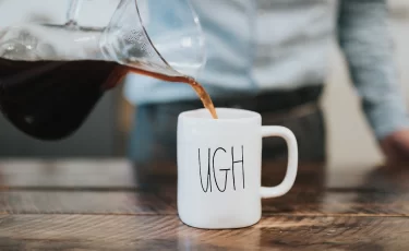 Казахстанку развели на 12 000 тенге прямо в кафе по новой схеме