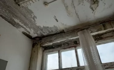 Компенсации ждут полгода: в Актобе шесть семей вынуждены зимовать в аварийном доме