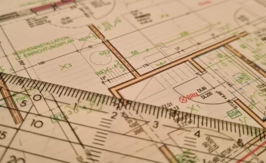 Соседка увеличила квартиру вдвое за счёт подъезда — чем это может обернуться