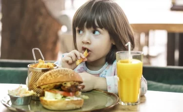 Кафе требует депозит за родителя ребенка: законно ли это