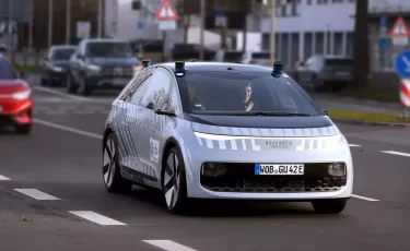 Volkswagen вывел на улицы городов автомобиль без руля и педалей