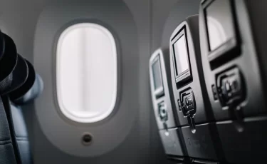 «Больше суток без вылета»: пассажиры FlyArystan застряли в аэропорту Актобе