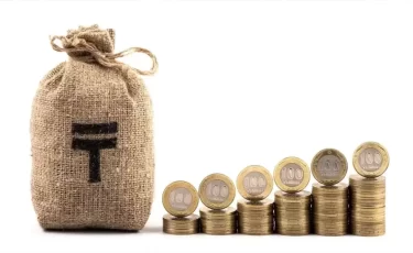 Почему казахстанцы стали чувствовать себя беднее, даже если зарплата выросла