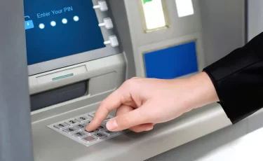 Почему перед Новым годом советуют снимать наличные