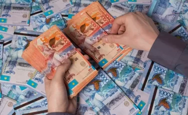 Сколько на самом деле получают учителя к праздникам и откуда берутся эти деньги