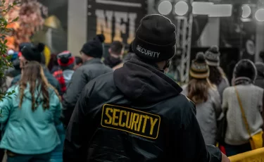 «Откройте сумку»: что вправе требовать охранник в ТРЦ и магазине