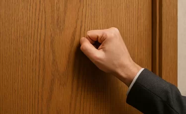 Коллекторы угрожают матери из-за кредита сына: что говорит закон