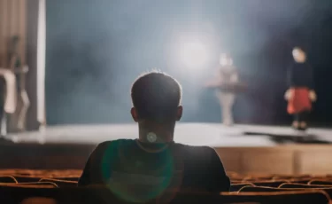 Сколько теперь стоит билет в театр — и почему цены взлетели