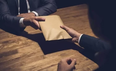 КНБ РК поймал высокопоставленного чиновника на взятках в 100 млн тенге