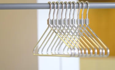 Потеряли куртку или шубу в гардеробе: кто обязан возмещать ущерб