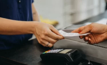 Оплатили, но денег нет: как в Алматы обманывали магазины через поддельные чеки