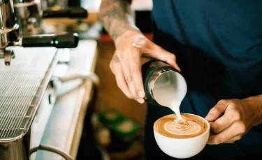 1100 тенге за капучино: кофе в РК дороже, чем в Узбекистане, но дешевле, чем в РФ