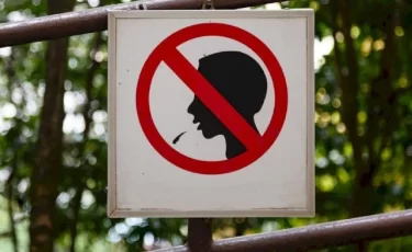 Штраф за плевки и шелуху от семечек: что грозит нарушителям