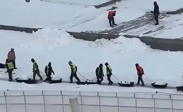 «Бурлаки на Меге»: в Астане рабочие вывозят снег на детских санках (ВИДЕО)