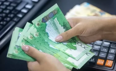 До 45% от зарплаты: как уволенным казахстанцам получить выплаты в 2026 году