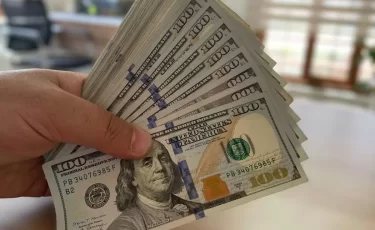 Тенге ослабнет? Куда реально вложить валюту и заработать