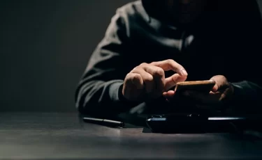 Схемы, которые разоряют: как аферисты вытягивали деньги у пожилых