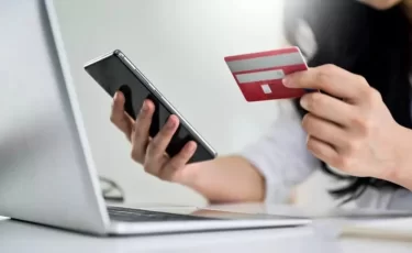 Выдавать кредиты молодежи только с родителями предложили в соседней с РК стране