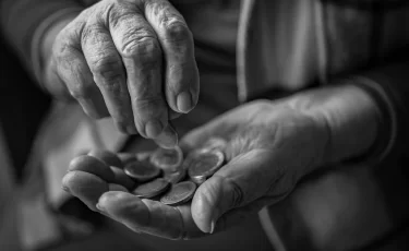 Казахстанцев хотят законодательно обязать заботиться о пожилых родителях