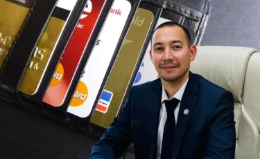 Юрист объяснил, чем опасно открывать банковские карты для других