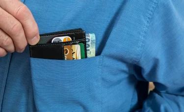 Как защитить деньги на банковской карте: 10 правил безопасности