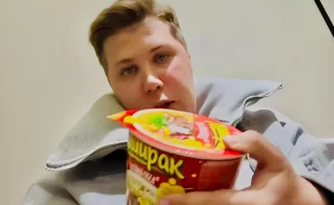 «Как живут студенты?» Блогер купил лапшу за 805 тенге и возмутился ценами