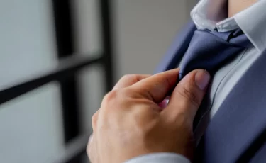 Сколько зарабатывают госслужащие в Казахстане: хватает ли на жизнь