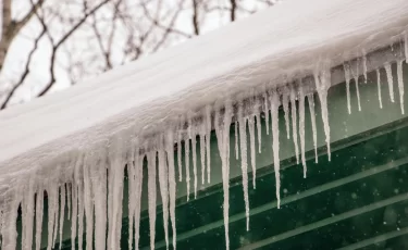 Лед у подъезда и сосульки на крыше: кто обязан убирать и платить за ущерб