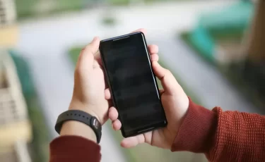 Родители выступили против тотального ограничения телефонов в школах Казахстана