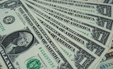 Доллар упал до 488 тенге: стоит ли покупать валюту сейчас