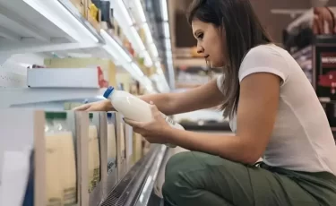 Молока рекордно много, но казахстанцы платят почти 900 тенге за литр