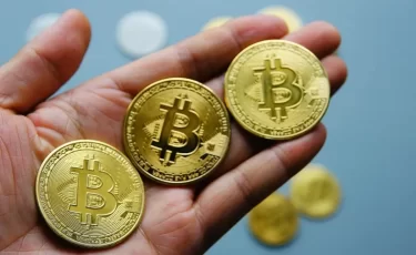 Биткоин упал на 6% из-за эскалации на Ближнем Востоке