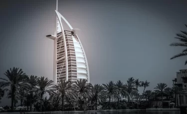 Тысячи казахстанцев застряли в зоне конфликта: что происходит в ОАЭ и Катаре