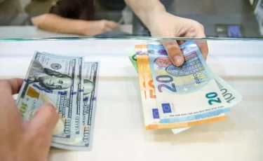 Доллар скачет: стоит ли казахстанцам менять валюту сейчас