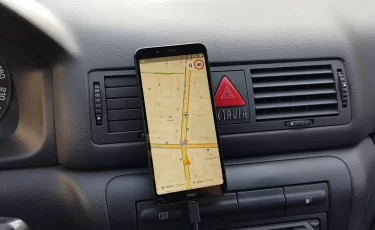 Эксперты объяснили, чем опасна долгая работа навигатора в смартфоне