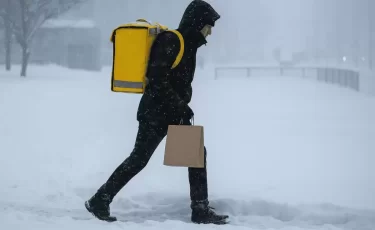 Мигрантов и курьеров начали массово проверять в Алматы: что происходит