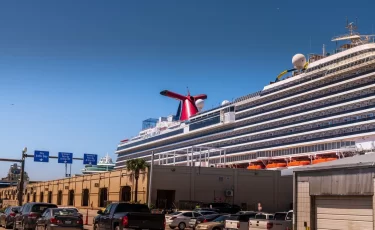 Круизный отпуск сорвался: 15 тысяч туристов застряли на лайнерах