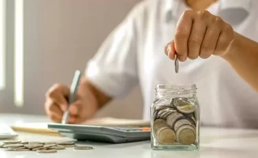 «Машина — уже роскошь»: жители ЗКО жалуются на низкие зарплаты и отсутствие работы