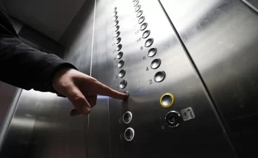 Курьер "Яндекса" справил нужду в лифте: жители ЖК в Алматы требуют объяснений