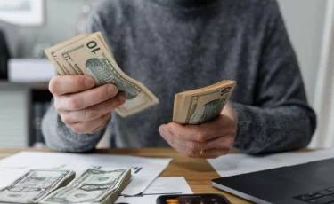 Казахстанцы перестают хранить доллары дома: куда теперь несут валюту