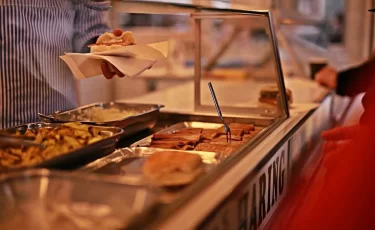 Отравление в школьной столовой: могут ли родители требовать компенсацию