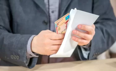 Что грозит казахстанцам, получающим зарплату в конверте