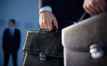 Кому в Казахстане могут сократить рабочее время