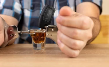 Пьяная езда, наркотики и азартные игры: госслужащим в РК хотят ужесточить правила